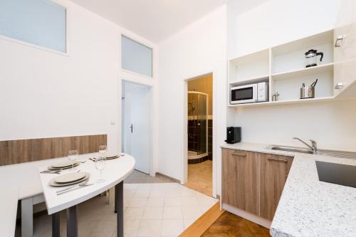 Affordable Stay Navratilova 2