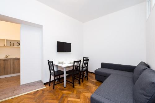 One-Bedroom Apartment image 7
