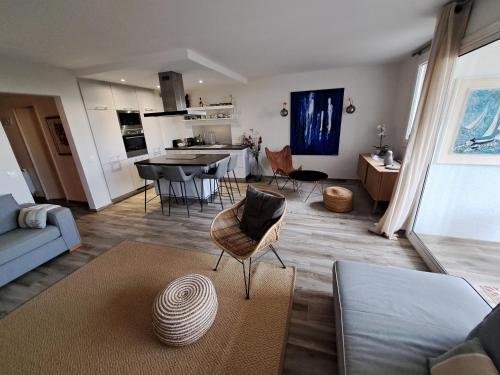 Superbe appartement piscine, tennis, vue mer et décoré avec goût Superbe appartement piscine, tennis, vue mer et décoré avec goût