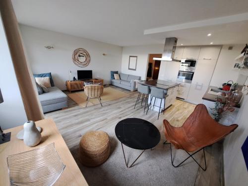 Superbe appartement piscine, tennis, vue mer et décoré avec goût Superbe appartement piscine, tennis, vue mer et décoré avec goût