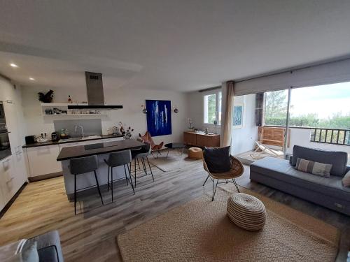 Superbe appartement piscine, tennis, vue mer et décoré avec goût Superbe appartement piscine, tennis, vue mer et décoré avec goût