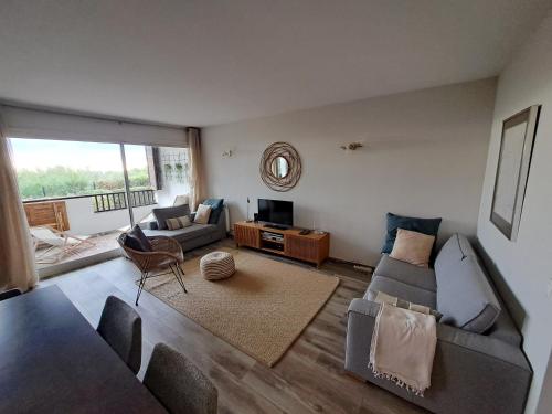 Superbe appartement piscine, tennis, vue mer et décoré avec goût Superbe appartement piscine, tennis, vue mer et décoré avec goût