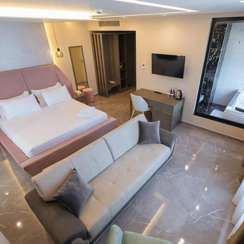 1 queen bed, 1 sofa bed