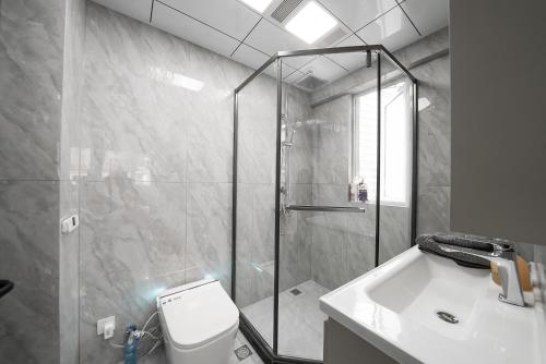 Three-Bedroom Deluxe Apartment image 6