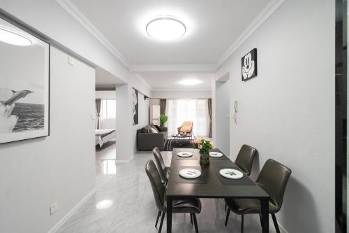 Three-Bedroom Deluxe Apartment image 2