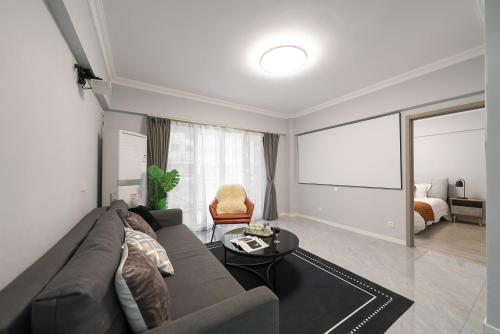 Three-Bedroom Deluxe Apartment room in Shanghai Lemon Juice Home Downtown near The Bund & East Nanjing Road
