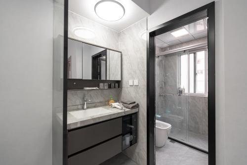 Three-Bedroom Deluxe Apartment image 3
