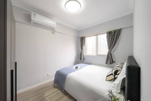 Three-Bedroom Deluxe Apartment image 4