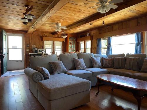 Adirondack Waterfront Cabin Upper Hudson Tributary in Лейк Лузерн