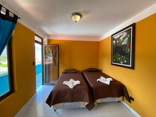 1 double bed, 1 twin bed