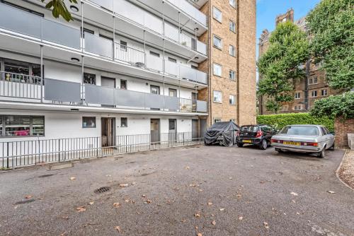 Lovely 3 Bedroom Apartment in Holland Park - image 3