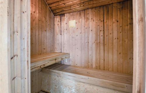 อ่างแช่น้ำร้อน, Stunning Home In Blavand With Sauna in ไวเออร์ส สทรันด์