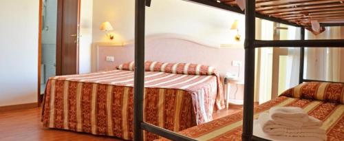 1 queen bed, 2 bunk beds