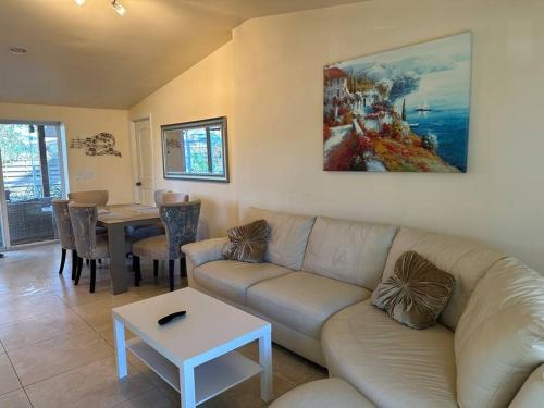 Location! Tropical oasis close to