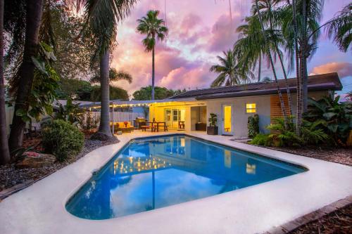 Oasis Under The Banyan I Tropical Pool & Arcade in Fort Lauderdale, USA