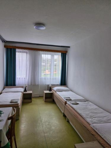 3 twin beds