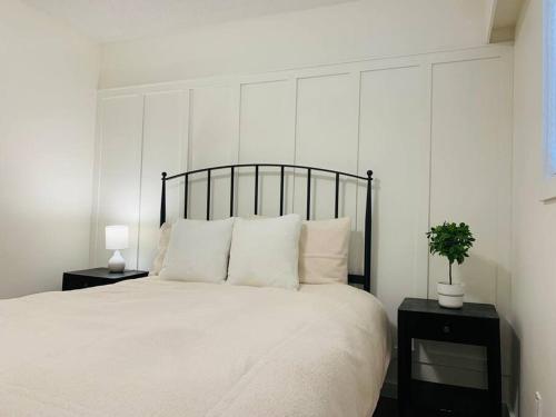 Stylish Cozy 2-Bedroom Suite in Serene Setting in Victoria, Canada