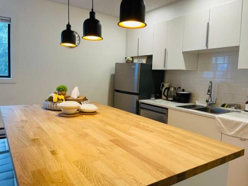 Stylish Cozy 2-Bedroom Suite in Serene Setting in Victoria, Canada