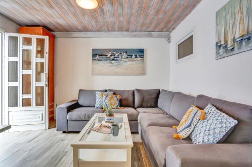 Casa Vistamar comfy 4bd few steps to the ocean in ลาสปลายิตาส