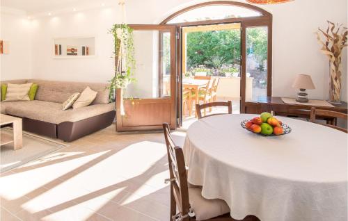 2 Bedroom Amazing Home In Sveti Vid in สเวติ วิด-มิโฮลยิเซ