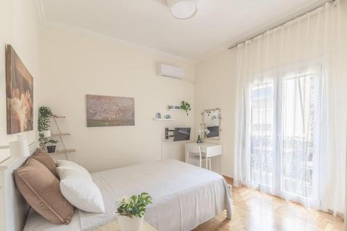 Central Cosy quite 28sm 5th floor balcony over garden 500m Metro Evangelismos, Atene