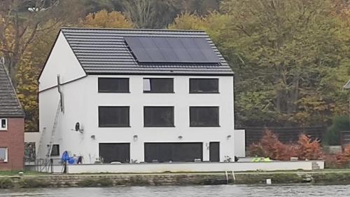 Charming Riverside House with Jacuzzi and Gym Charming Riverside House with Jacuzzi and Gym