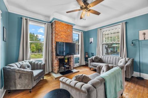 Half Off SALE! Downtown Home with King Bed FirePit Free Parking and Huge Back Yard Filming Allowed