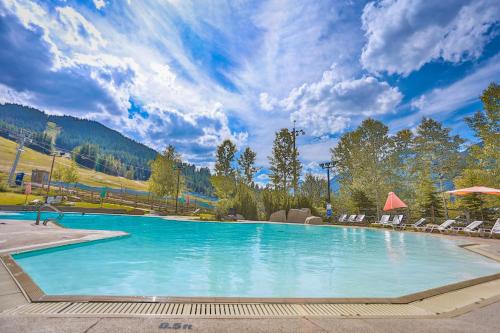 สระว่ายน้ำ, Horsethief Lodge by StayIn in พาโนรามา (BC)