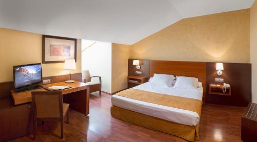 Hotel Torre de Sila Set in a prime location of Valladolid, Hotel Torre de Sila puts everything the city has to offer just outside your doorstep. Both business travelers and tourists can enjoy the hotels facilities and s