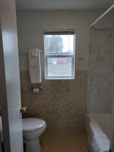 Eight Bar B Motel - image 13
