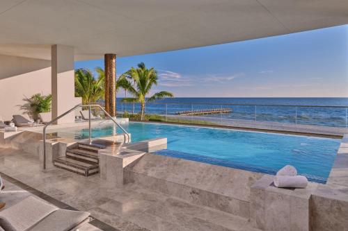 Swimming pool, The St. Regis Longboat Key Resort in Longboat Key (FL)