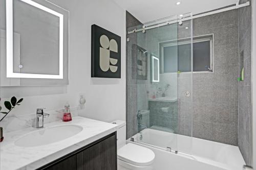 Entire Luxury Junior Suite, 8 min from the Beach, Suite 2 thumb 2