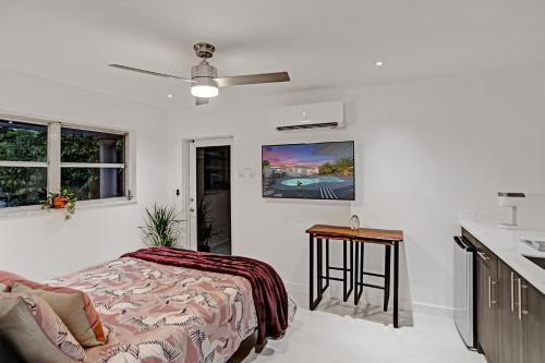 Entire Luxury Junior Suite, 8 min from the Beach, Suite 2 thumb 3