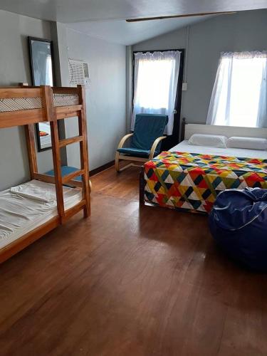 1 double bed, 1 bunk bed