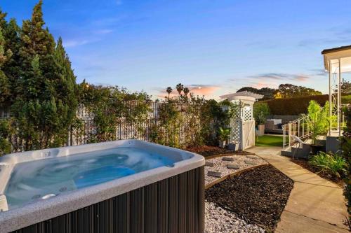 PB 3BR Beach Retreat Hot Tub Mini Golf in San Diego, Vereinigte Staaten von Amerika