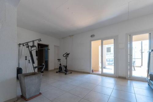 One-Bedroom Apartment image 9