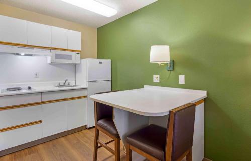 Deluxe Studio with 1 King Bed - Non-Smoking image 10
