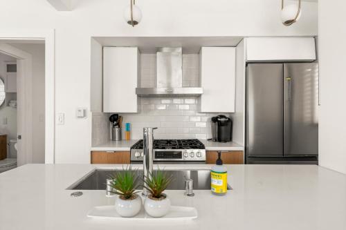 NEW! Ocean View Mid-Century Modern Beach House in Manhattan Beach, USA
