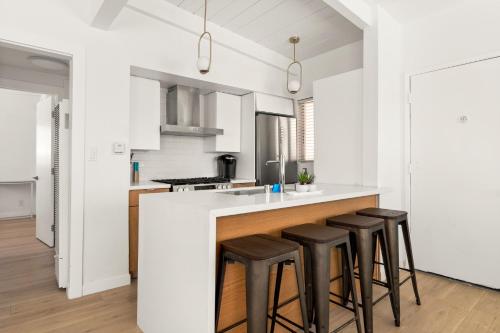 NEW! Ocean View Mid-Century Modern Beach House thumb 4
