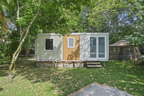2BR Tiny Farm Home Near Seminole Hard Rock Casino! farmhouse in Fort Lauderdale, USA