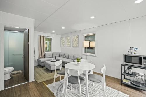 2BR Tiny Farm Home Near Seminole Hard Rock Casino! farmhouse in Fort Lauderdale, USA