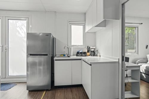 2BR Tiny Farm Home Near Seminole Hard Rock Casino! farmhouse in Fort Lauderdale, USA