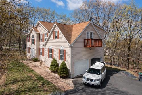 Amazing Vacation House in Poconos-HotTub-Game Room home in East Stroudsburg, USA