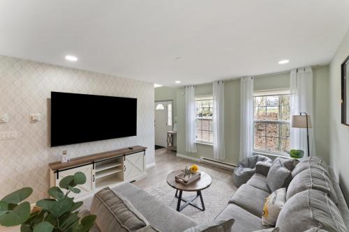 Amazing Vacation House in Poconos-HotTub-Game Room home in East Stroudsburg, USA