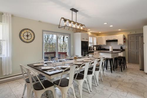 Amazing Vacation House in Poconos-HotTub-Game Room home in East Stroudsburg, USA