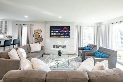 Sparkling Pool! 5 Bedroom 3 Bath Plus Game Room in Rosemead, USA
