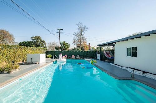 Sparkling Pool! 5 Bedroom 3 Bath Plus Game Room in Rosemead, USA