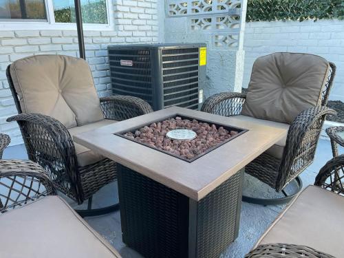 Sparkling Pool! 5 Bedroom 3 Bath Plus Game Room in Rosemead, USA