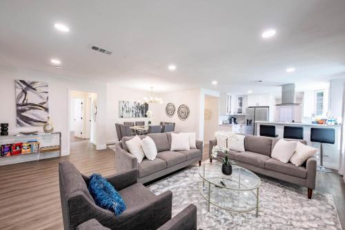 Sparkling Pool! 5 Bedroom 3 Bath Plus Game Room in Rosemead, USA