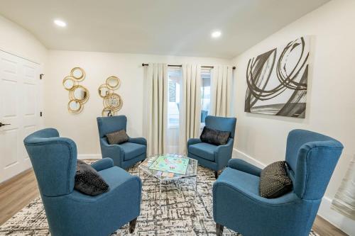 Sparkling Pool! 5 Bedroom 3 Bath Plus Game Room in Rosemead, USA